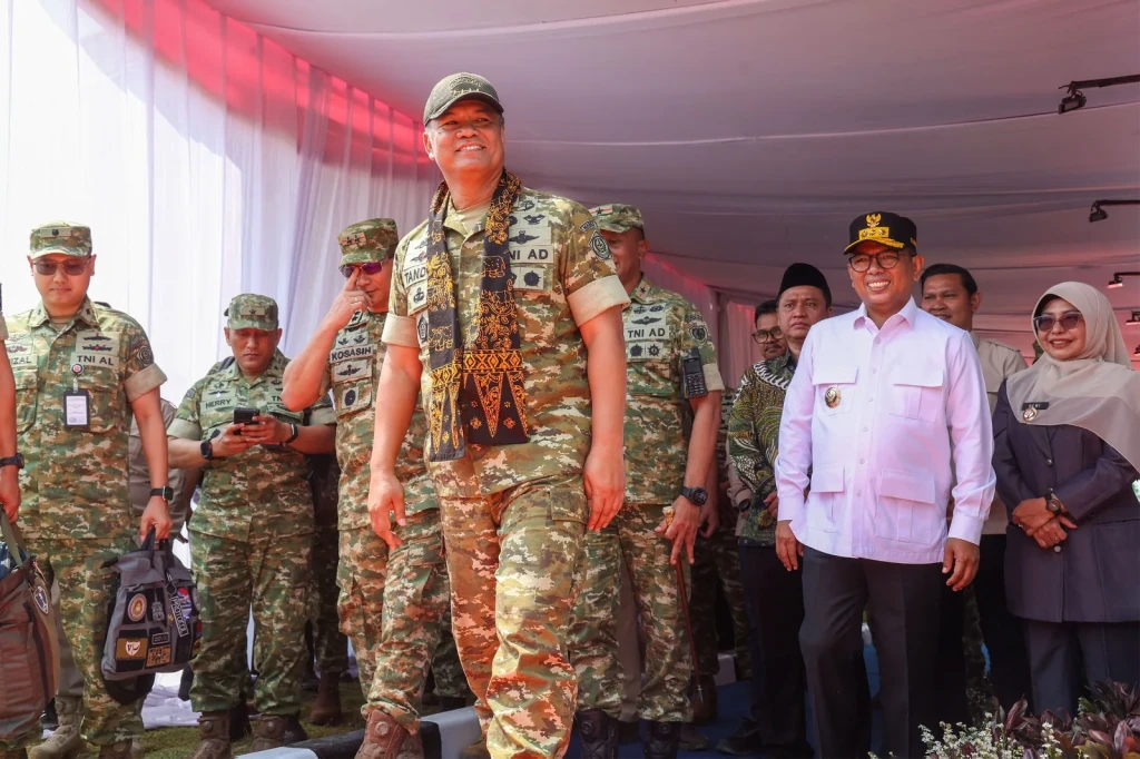 Dampingi Wakil Panglima TNI, Andra Soni Hadiri Penutupan Karya Bakti di Pandeglang