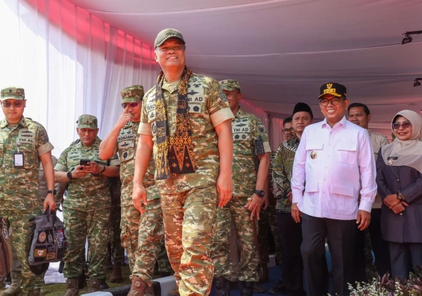 Dampingi Wakil Panglima TNI, Andra Soni Hadiri Penutupan Karya Bakti di Pandeglang
