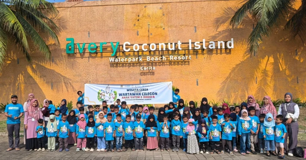Tebar Kebahagiaan, Wartawan Cilegon Ajak Puluhan Anak Yatim Liburan ke Avery Coconut Island