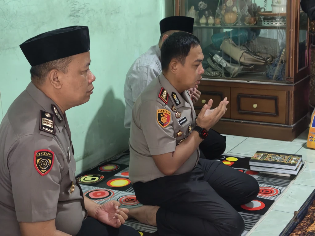 Keluarga Besar Polres Serang Berduka, Kapolres dan PJU Takziah ke Rumah Kapolsek Jawilan