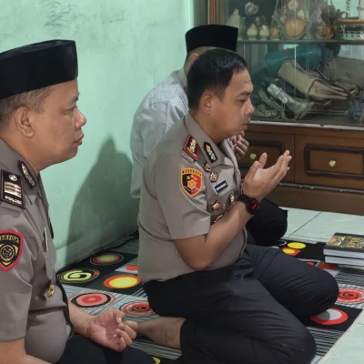 Keluarga Besar Polres Serang Berduka, Kapolres dan PJU Takziah ke Rumah Kapolsek Jawilan