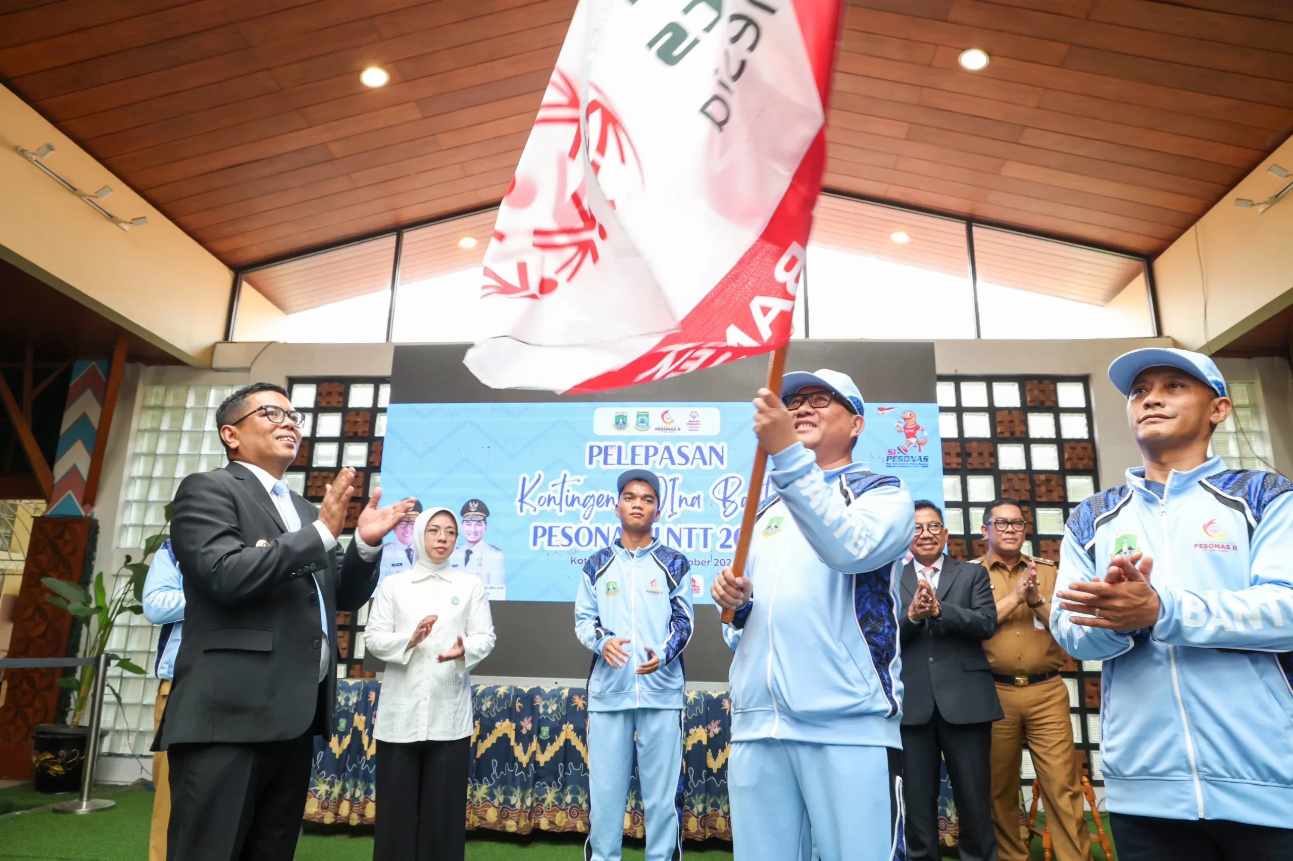 Dukung Olahraga Inklusif, Andra Soni Lepas Kontingen SOIna Banten ke Kupang