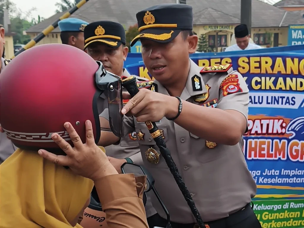 Kapolres Serang Turun ke Cikande, Bagikan Sembako dan Helm Gratis kepada Warga