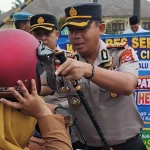 Kapolres Serang Turun ke Cikande, Bagikan Sembako dan Helm Gratis kepada Warga