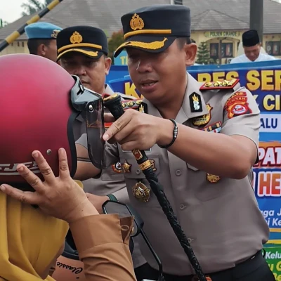 Kapolres Serang Turun ke Cikande, Bagikan Sembako dan Helm Gratis kepada Warga