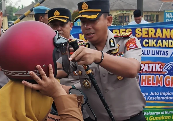 Kapolres Serang Turun ke Cikande, Bagikan Sembako dan Helm Gratis kepada Warga