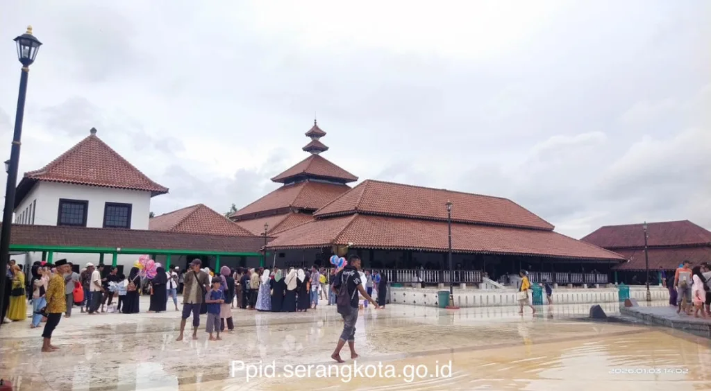 Masjid Agung Banten Tergenang, Peziarah Tetap Berdatangan di Tengah Air Setinggi Mata Kaki