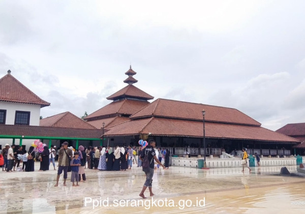 Masjid Agung Banten Tergenang, Peziarah Tetap Berdatangan di Tengah Air Setinggi Mata Kaki