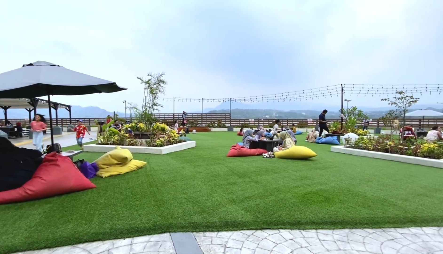 Menikmati Akhir Pekan di Rooftop AEON Mall Sentul City: Destinasi Wisata Baru dengan Pemandangan Alam yang Memukau