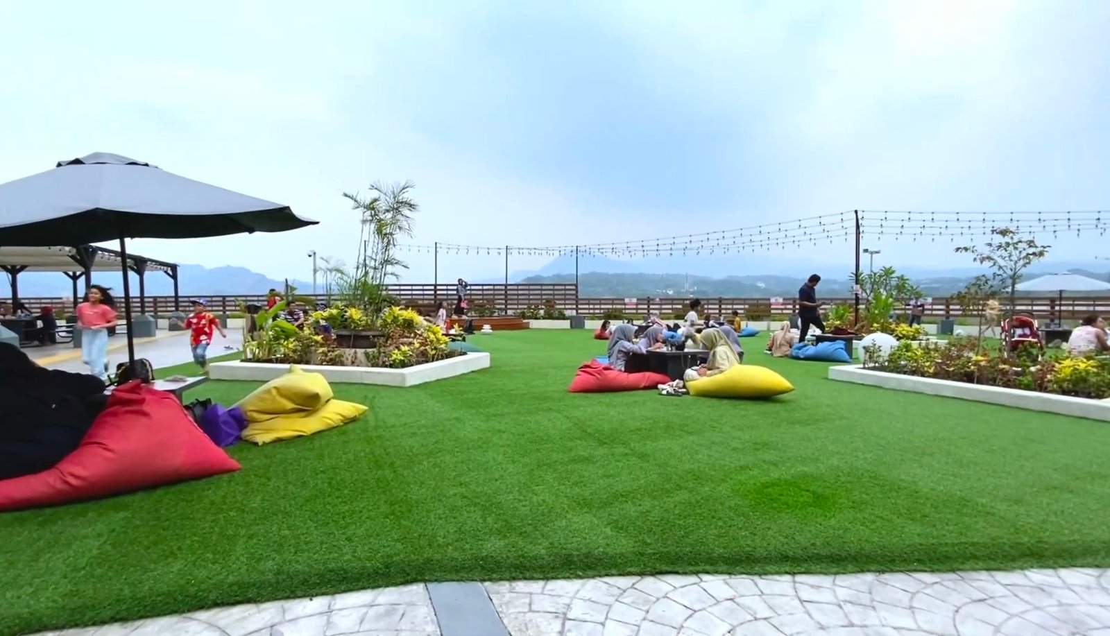 Menikmati Akhir Pekan di Rooftop AEON Mall Sentul City: Destinasi Wisata Baru dengan Pemandangan Alam yang Memukau