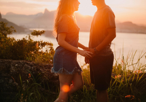 Perbedaan Mencintai Seseorang dengan Sekadar Jatuh Cinta