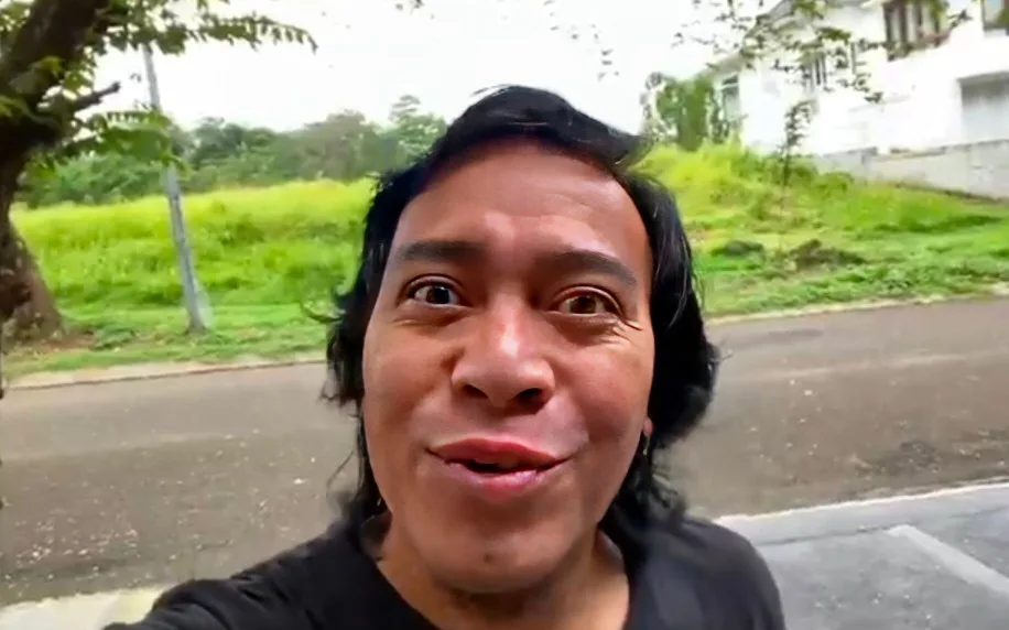 Komeng, Komedian yang Menjadi Trending dan Berpotensi Menjadi Senator: Pemilu 2024 yang Penuh Tawa