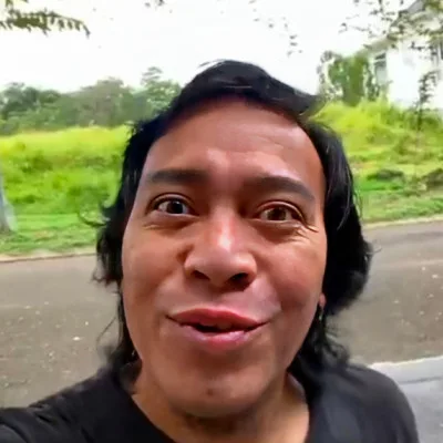 Komeng, Komedian yang Menjadi Trending dan Berpotensi Menjadi Senator: Pemilu 2024 yang Penuh Tawa