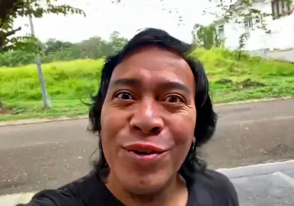 Komeng, Komedian yang Menjadi Trending dan Berpotensi Menjadi Senator: Pemilu 2024 yang Penuh Tawa