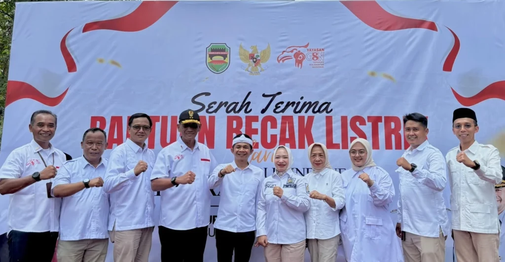 100 Pengemudi Becak di Purwakarta Terima Bantuan Becak Listrik