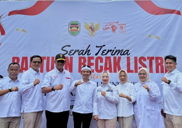 100 Pengemudi Becak di Purwakarta Terima Bantuan Becak Listrik