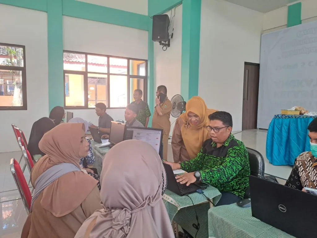 Tinjau Pelaksaan PPDB di SMPN 5, Dindikbud Kota Cilegon Pastikan Pendaftaran Siswa Lancar