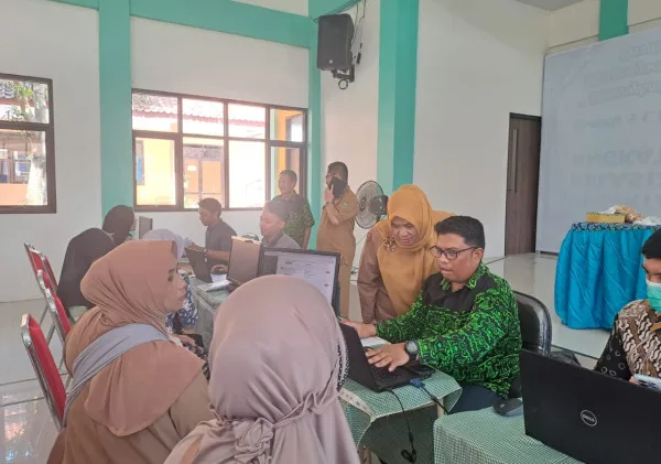 Tinjau Pelaksaan PPDB di SMPN 5, Dindikbud Kota Cilegon Pastikan Pendaftaran Siswa Lancar