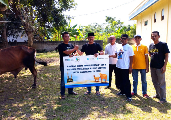 PT KSI Menyerahkan Hewan Qurban Kepada Masyarakat.