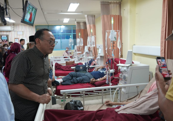 Wali Kota Cilegon Beri Motivasi Pasien Cuci Darah di RSK
