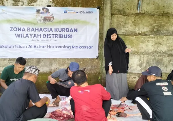 Ajarkan Murid Berbagi, Sekolah Islam Al Azhar Hertasning Makassar Gelar Pemotongan Hewan Kurban