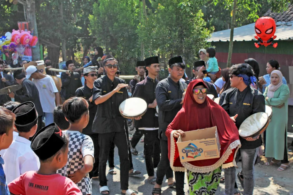 Warga Serang Berbagi Lewat Tradisi Ngeropok