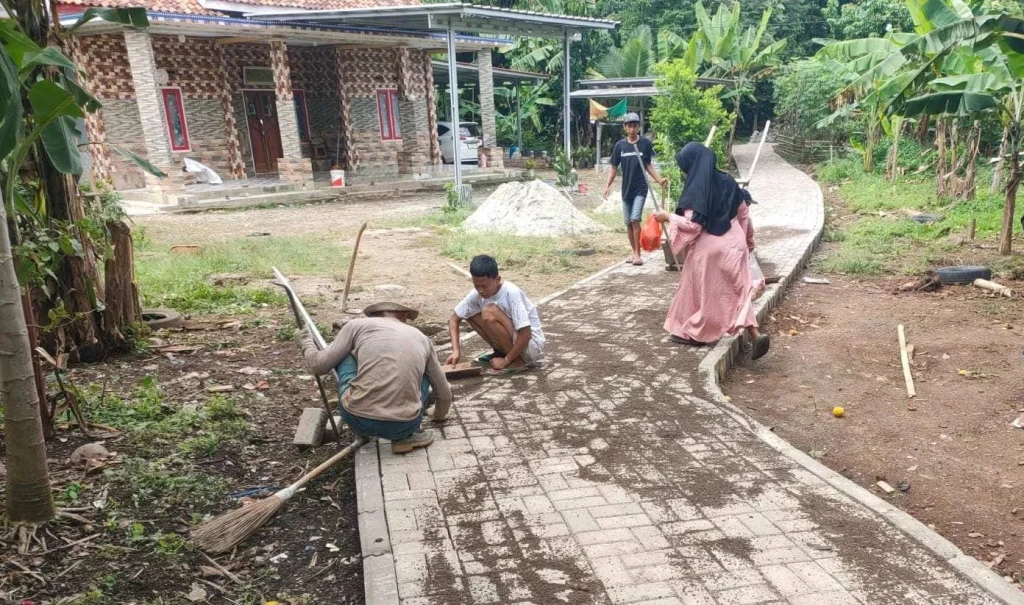 DPRKP Banten Selesaikan Pembangunan Jalan Paving Block di Kampung Kadugenep