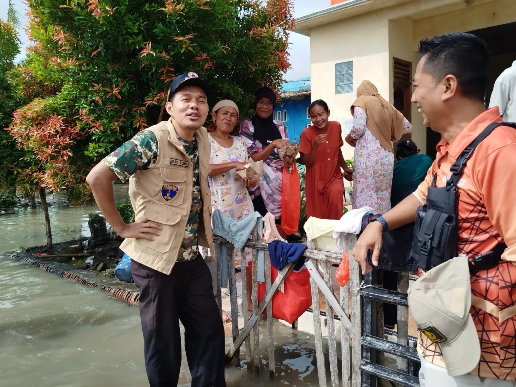 Banjir Setinggi Pinggang, Wakil Wali Kota Serang Turun ke Batu Amben—Emak-emak Malah Cari Sambal