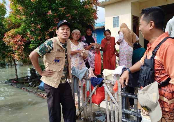 Banjir Setinggi Pinggang, Wakil Wali Kota Serang Turun ke Batu Amben—Emak-emak Malah Cari Sambal