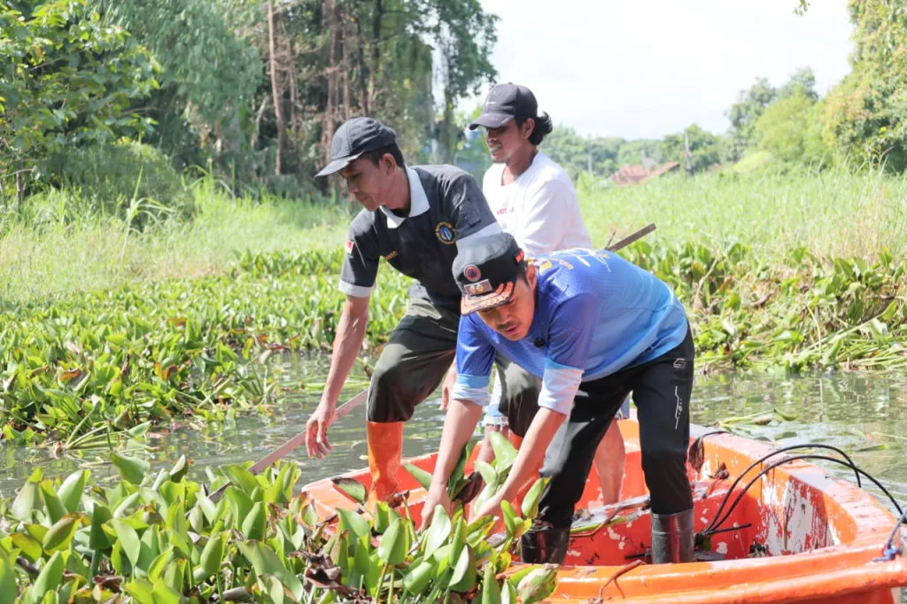 Agis Turun ke Kali Mati Keroya, Aksi Jumat Bersih Jadi Harapan Baru Warga Kasemen Usai Banjir