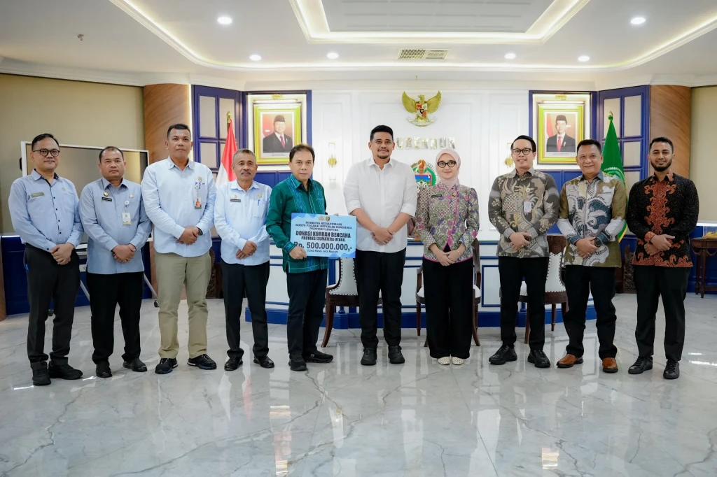 Jihan Nurlela Serahkan Bantuan kepada Jafar Syahbuddin Ritonga untuk Warga Tapanuli Selatan