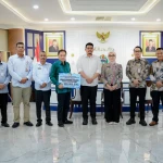 Jihan Nurlela Serahkan Bantuan kepada Jafar Syahbuddin Ritonga untuk Warga Tapanuli Selatan