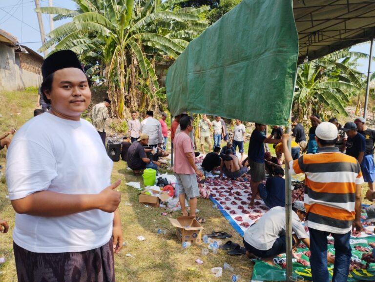 Penyembelihan Hewan Qurban Oleh Warga Pengabuan