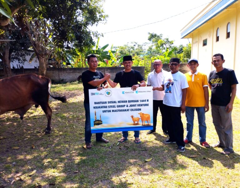 PT KSI Menyerahkan Hewan Qurban Kepada Masyarakat.