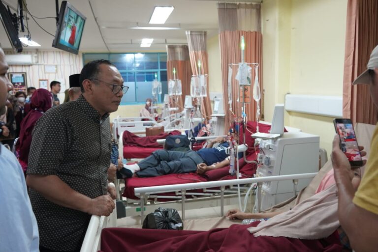 Wali Kota Cilegon Beri Motivasi Pasien Cuci Darah di RSK