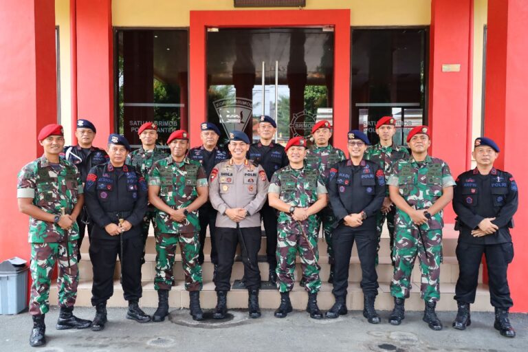 Dansat Brimob Polda Banten Menerima Kunjungan Dangroup 1 Kopassus