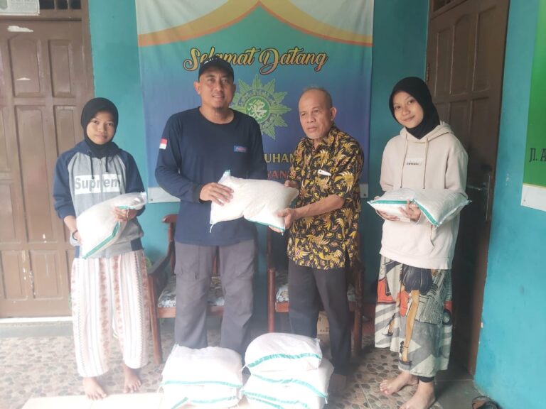 Bahagiakan Yatim dan Mualaf, LAZ Al Azhar Salurkan Fidyah di Wilayah Depok dan Tangsel