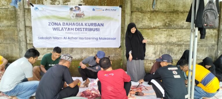 Ajarkan Murid Berbagi, Sekolah Islam Al Azhar Hertasning Makassar Gelar Pemotongan Hewan Kurban