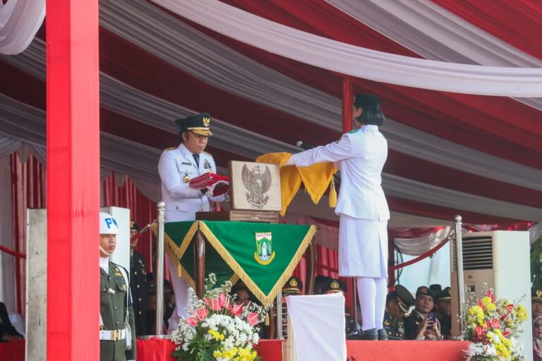 Pj Gubernur Al Muktabar Pimpin Upacara Pengibaran Bendera Merah Putih HUT Kemerdekaan RI Ke-78 Provinsi Banten