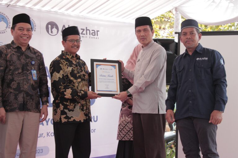 Hadirkan Pusat Edukasi Masyarakat di Pelosok Desa Jampang, LAZWaf Al Azhar dan 5 Sekolah Islam Al Azhar Bangun Saung Ilmu
