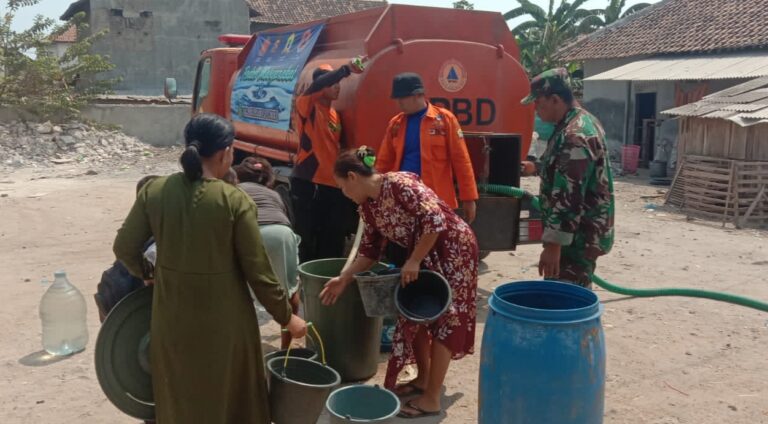 Atasi El Nino, Babinsa Koramil 0602-02/Kasemen Dengan BPBD Terus Salurkan Bantuan Air Bersih