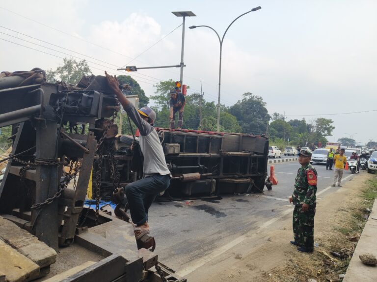 Anggota Kodim 0602/Serang dan Lantas Polres Serang Membantu Bersihkan Kayu Sagu Yang Menutupi Jalan