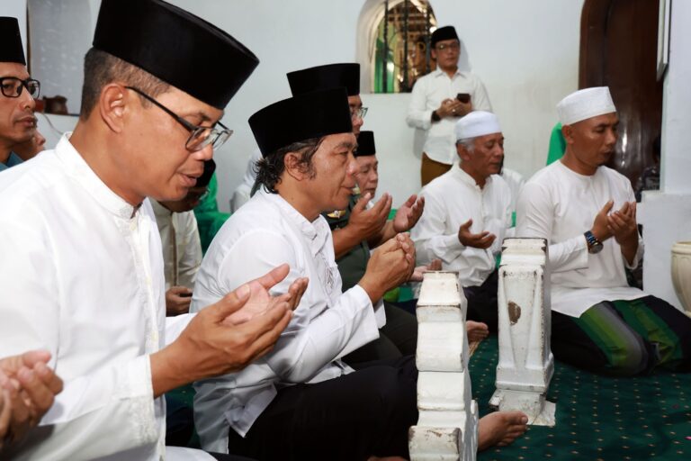 Pj Gubernur Al Muktabar Ziarah ke Sultan Maulana Hasanudin Jelang HUT ke-23 Provinsi Banten,