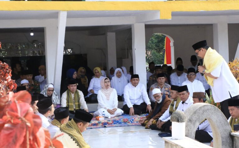 Bupati Serang Motivasi ASN Tingkatkan Pelayanan ke Masyarakat ketika Ziarah ke Makam KH Syam’un
