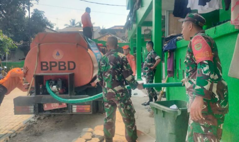 Babinsa Koramil 0602-05/Cipocok Jaya Gandeng BPBD Distribusikan Bantuan Air Bersih