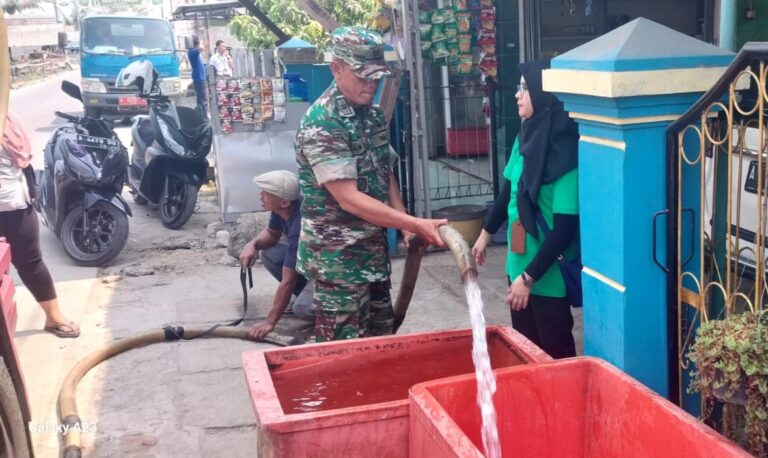 Koramil 0602-02/Kasemen Distribusikan Bantuan Air Bersih Kepada Warga Terdampak Kemarau