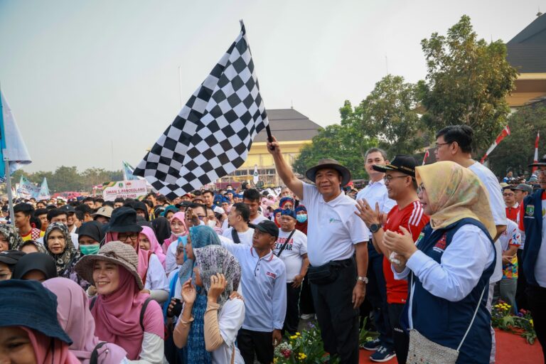 Pj Gubernur Al Muktabar Jalan Sehat Bersama Ribuan Pendidik dalam Perayaan HUT ke-23 Provinsi Banten