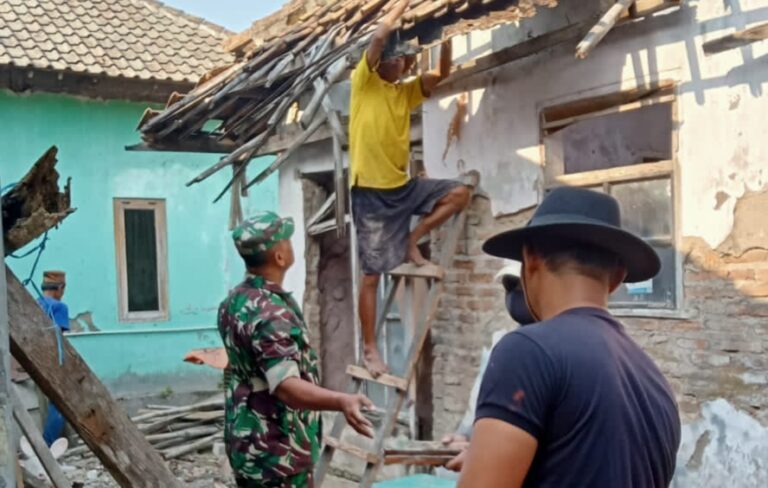 Koramil 0602-18/Kragilan Bersama PT Indah Kiat Merehab Rumah Abdul Halim