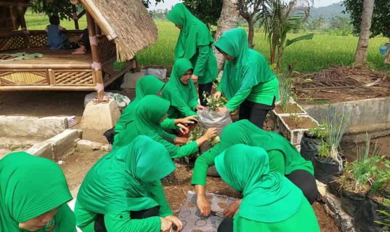 Persit Ranting 15 Koramil 0602-14/Pabuaran Tanam Ubi Jalar Menggunakan Media Karung