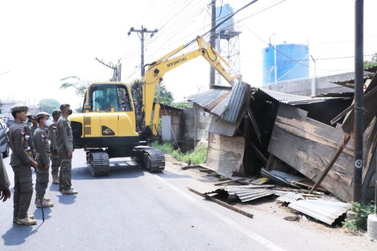 Puluhan Bangunan Liar Dibongkar Satpol PP